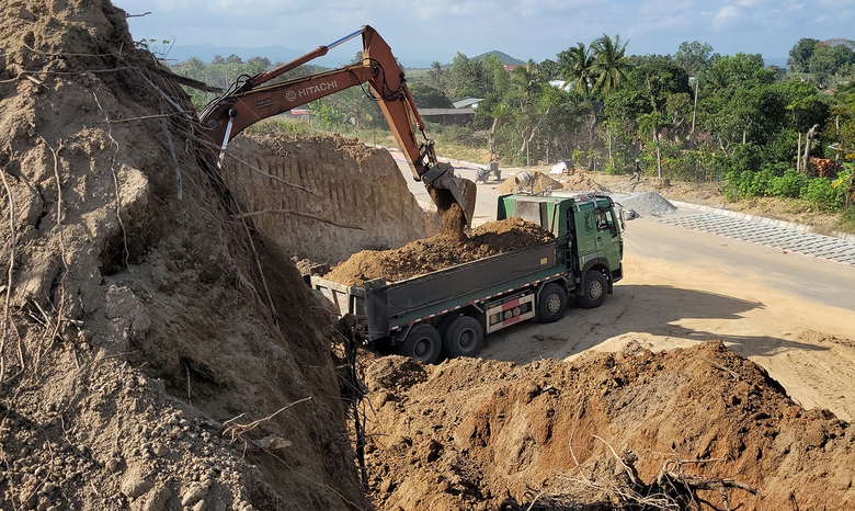 Gia Lai: Lạ l&ugrave;ng đ&agrave;o đất ven quốc lộ để thi c&ocirc;ng tỉnh lộ- Ảnh 1.