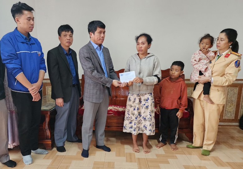 G&aacute;nh nặng tr&ecirc;n vai g&oacute;a phụ trẻ nu&ocirc;i con mắc ung thư- Ảnh 2.