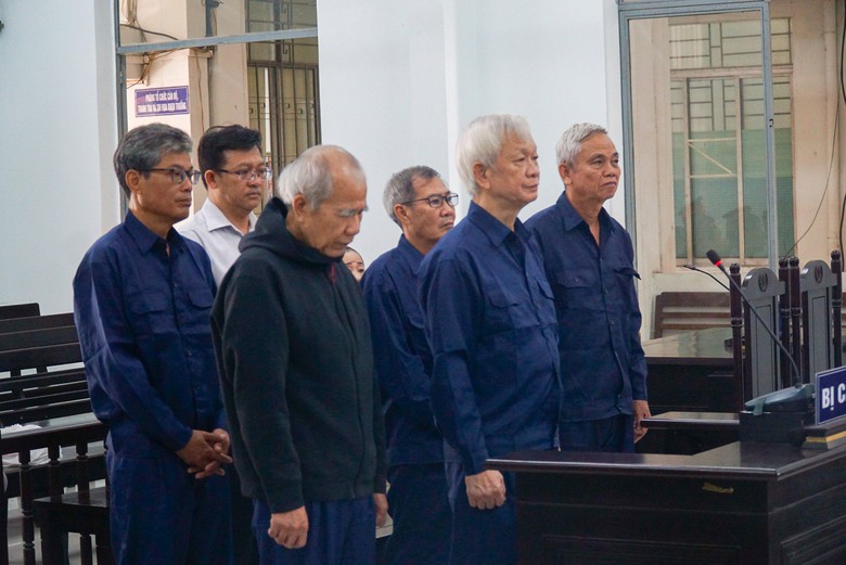 Sai phạm trong giao đất &ldquo;v&agrave;ng&rdquo; ở Kh&aacute;nh Ho&agrave;, c&aacute;c bị c&aacute;o nộp khắc phục 140 triệu- Ảnh 1.