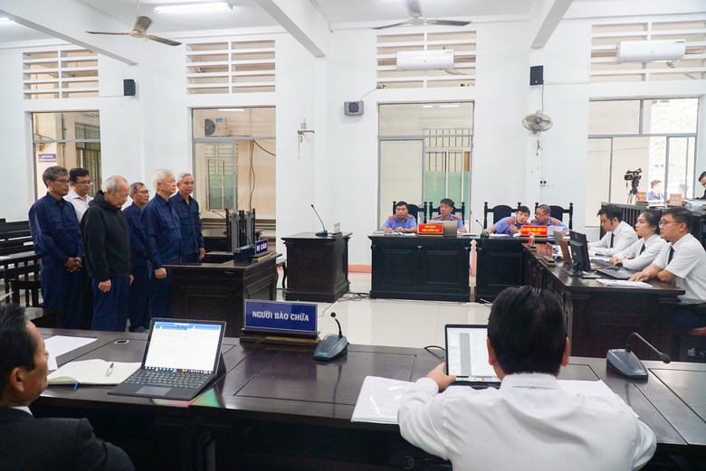 Sai phạm trong giao đất &ldquo;v&agrave;ng&rdquo; ở Kh&aacute;nh Ho&agrave;, c&aacute;c bị c&aacute;o nộp khắc phục 140 triệu- Ảnh 3.