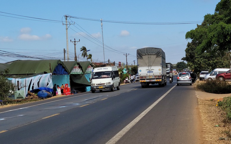 Vụ tai nạn chết người tr&ecirc;n quốc lộ: Rạp cưới lấn chiếm h&agrave;nh lang ATGT