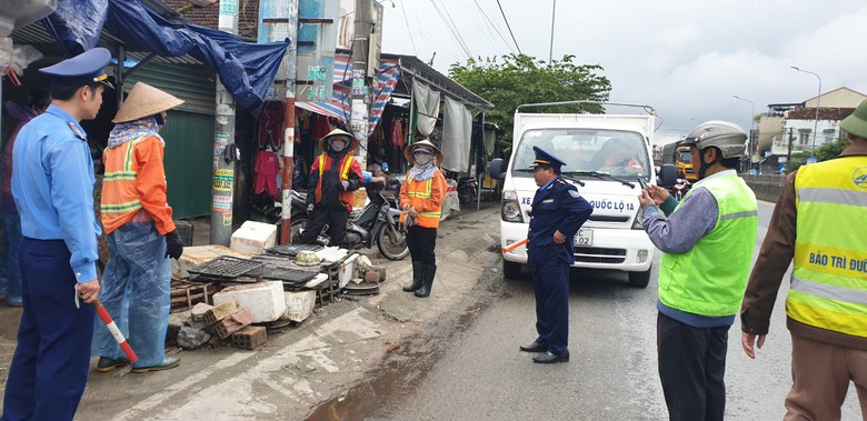 Th&aacute;o dỡ h&agrave;ng trăm lều qu&aacute;n, biển hiệu lấn chiếm h&agrave;nh lang QL1A- Ảnh 1.
