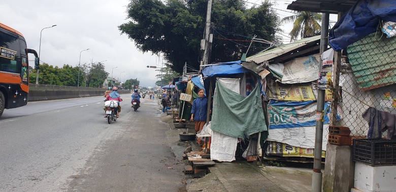 Th&aacute;o dỡ h&agrave;ng trăm lều qu&aacute;n, biển hiệu lấn chiếm h&agrave;nh lang QL1A- Ảnh 2.