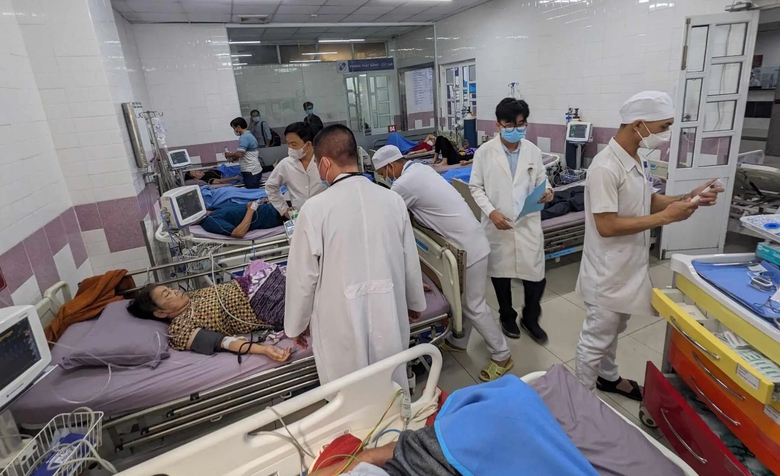 H&agrave;ng chục người nhập viện, nghi ngộ độc b&aacute;nh m&igrave;- Ảnh 1.