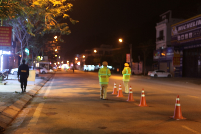 CSGT Lào Cai tuần tra xuyên đêm, xử lý vi phạm giữa thời tiết lạnh thấu xương- Ảnh 1. CSGT Lào Cai tuần tra xuyên đêm, xử lý vi phạm giữa thời tiết lạnh thấu xương- Ảnh 1.