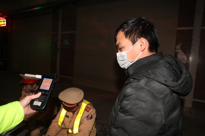 CSGT Lào Cai tuần tra xuyên đêm, xử lý vi phạm giữa thời tiết lạnh thấu xương- Ảnh 2. CSGT Lào Cai tuần tra xuyên đêm, xử lý vi phạm giữa thời tiết lạnh thấu xương- Ảnh 2.