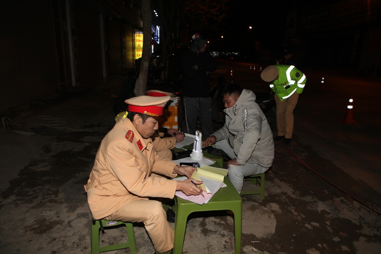 CSGT Lào Cai tuần tra xuyên đêm, xử lý vi phạm giữa thời tiết lạnh thấu xương- Ảnh 4. CSGT Lào Cai tuần tra xuyên đêm, xử lý vi phạm giữa thời tiết lạnh thấu xương- Ảnh 4.