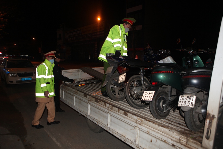 CSGT Lào Cai tuần tra xuyên đêm, xử lý vi phạm giữa thời tiết lạnh thấu xương- Ảnh 5. CSGT Lào Cai tuần tra xuyên đêm, xử lý vi phạm giữa thời tiết lạnh thấu xương- Ảnh 5.