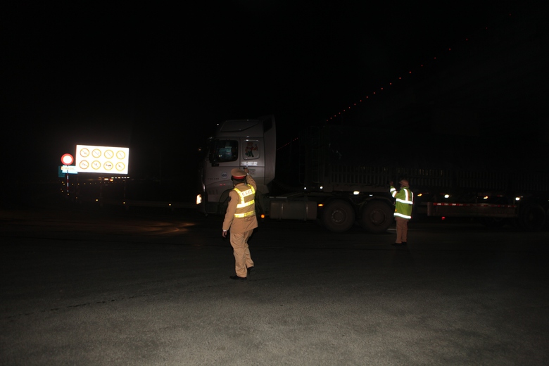 CSGT Lào Cai tuần tra xuyên đêm, xử lý vi phạm giữa thời tiết lạnh thấu xương- Ảnh 6. CSGT Lào Cai tuần tra xuyên đêm, xử lý vi phạm giữa thời tiết lạnh thấu xương- Ảnh 6.