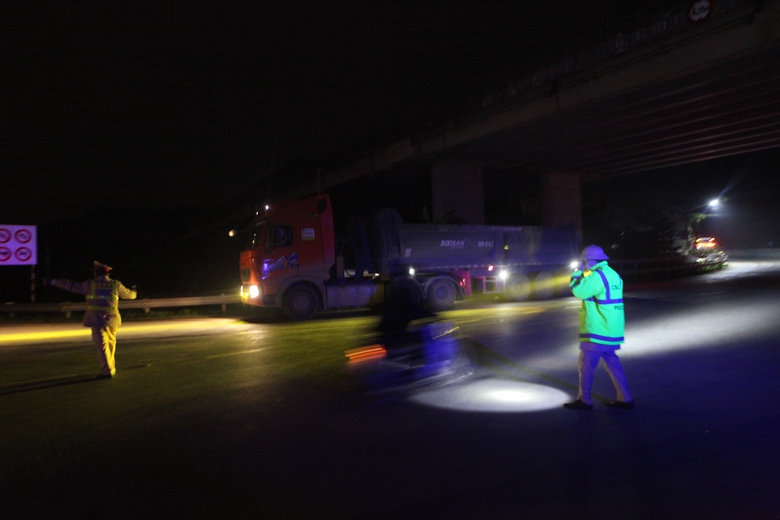 CSGT Lào Cai tuần tra xuyên đêm, xử lý vi phạm giữa thời tiết lạnh thấu xương- Ảnh 7. CSGT Lào Cai tuần tra xuyên đêm, xử lý vi phạm giữa thời tiết lạnh thấu xương- Ảnh 7.