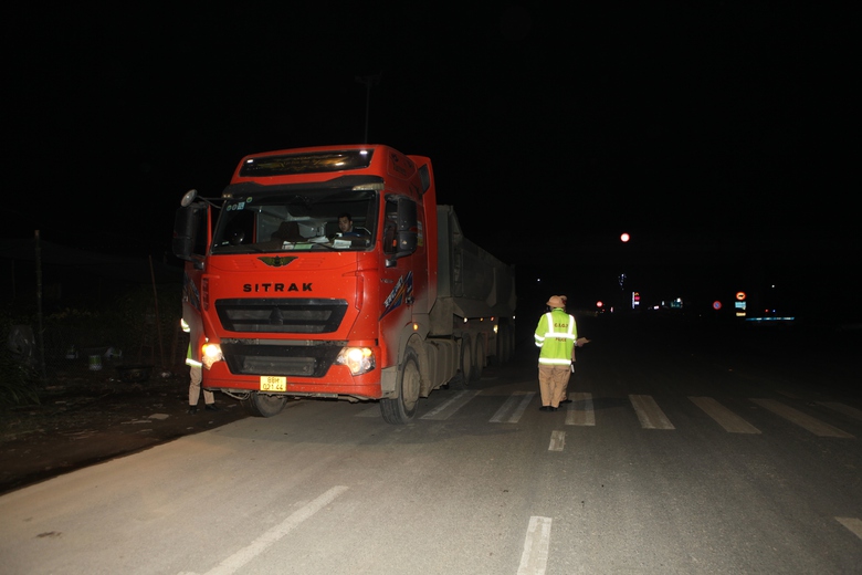 CSGT Lào Cai tuần tra xuyên đêm, xử lý vi phạm giữa thời tiết lạnh thấu xương- Ảnh 9. CSGT Lào Cai tuần tra xuyên đêm, xử lý vi phạm giữa thời tiết lạnh thấu xương- Ảnh 9.