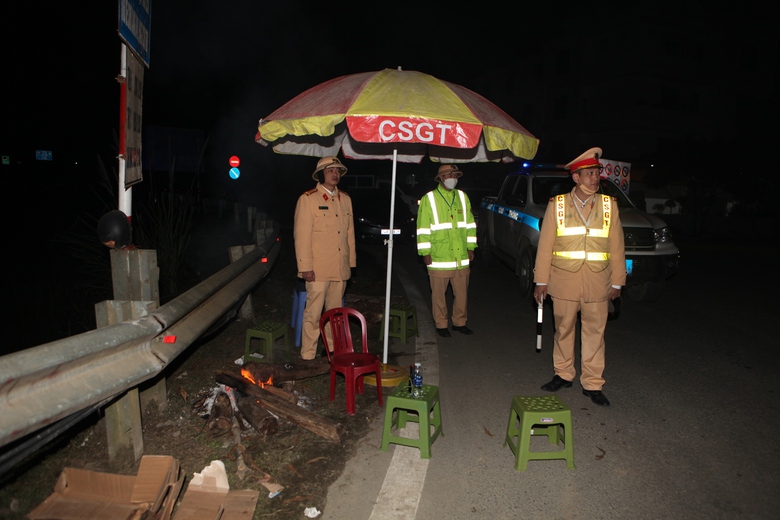 CSGT Lào Cai tuần tra xuyên đêm, xử lý vi phạm giữa thời tiết lạnh thấu xương- Ảnh 10. CSGT Lào Cai tuần tra xuyên đêm, xử lý vi phạm giữa thời tiết lạnh thấu xương- Ảnh 10.