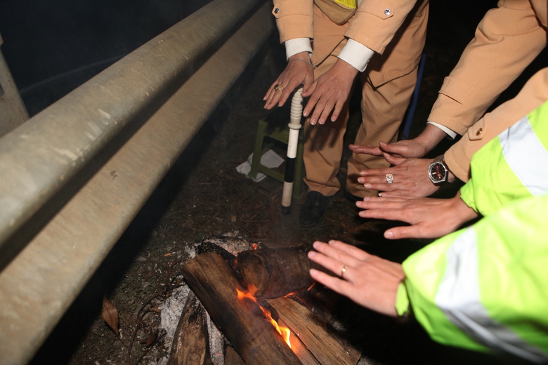 CSGT Lào Cai tuần tra xuyên đêm, xử lý vi phạm giữa thời tiết lạnh thấu xương- Ảnh 11. CSGT Lào Cai tuần tra xuyên đêm, xử lý vi phạm giữa thời tiết lạnh thấu xương- Ảnh 11.