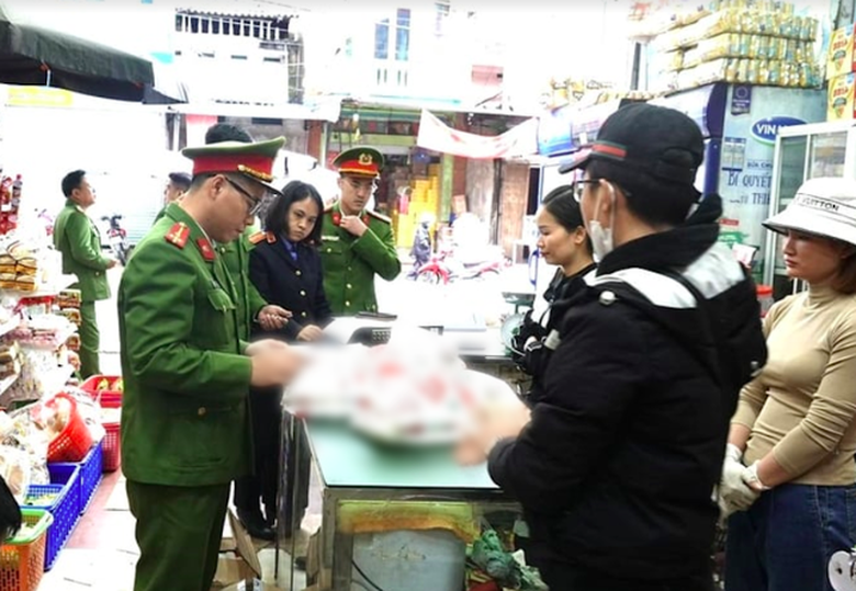 Bắt 5 đối tượng sản xuất, bu&ocirc;n b&aacute;n hơn 2,7 tấn m&igrave; ch&iacute;nh giả ở Tuy&ecirc;n Quang- Ảnh 2.