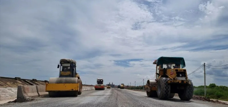 Sôi động công trường đường ven biển Nam Định ngày cận Tết- Ảnh 1. Sôi động công trường đường ven biển Nam Định ngày cận Tết- Ảnh 1.