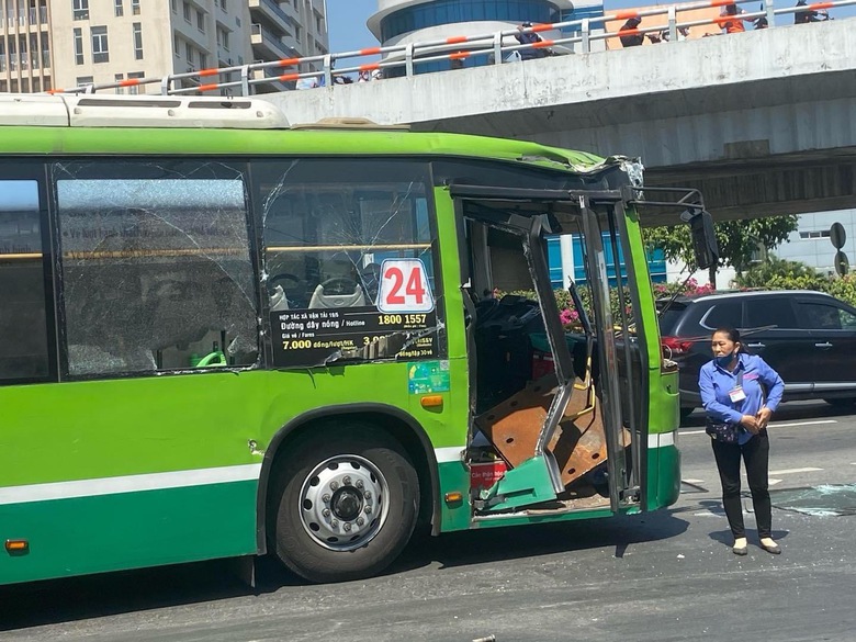 Container h&uacute;c bay khối th&eacute;p giới hạn chiều cao, xe bu&yacute;t bị vạ l&acirc;y- Ảnh 3.