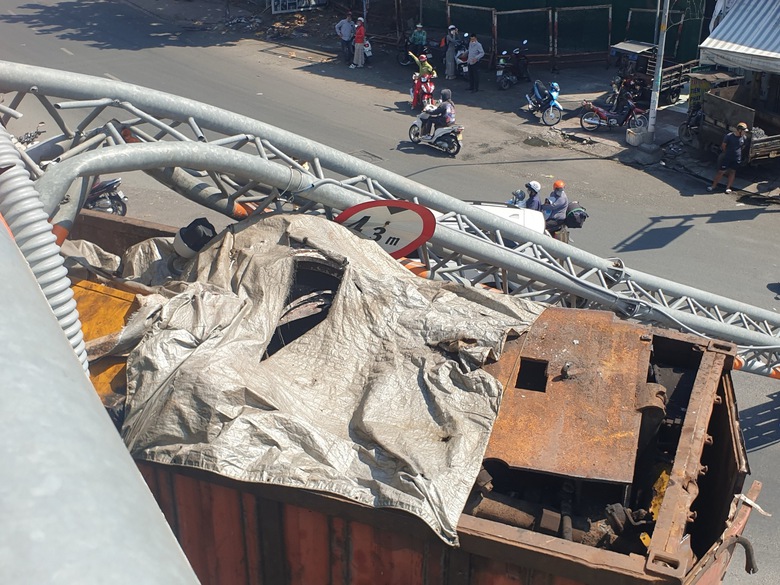 Container h&uacute;c bay khối th&eacute;p giới hạn chiều cao, xe bu&yacute;t bị vạ l&acirc;y- Ảnh 2.