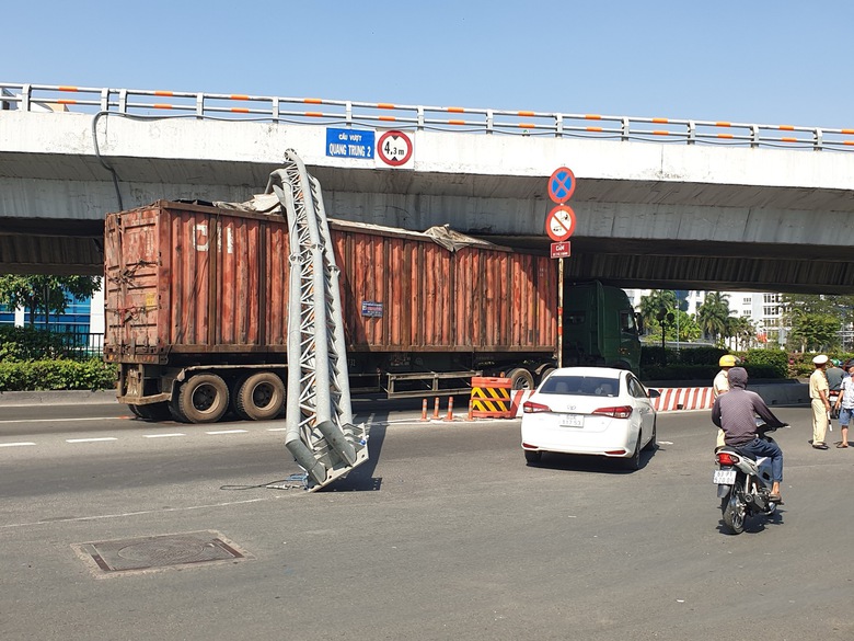 Container h&uacute;c bay khối th&eacute;p giới hạn chiều cao, xe bu&yacute;t bị vạ l&acirc;y- Ảnh 1.