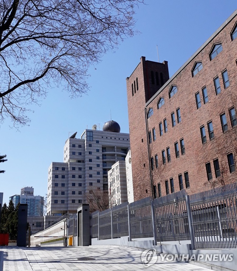 &Ocirc; t&ocirc; bất ngờ đ&acirc;m v&agrave;o chốt bảo vệ Đại sứ qu&aacute;n Nga tại Seoul- Ảnh 1.