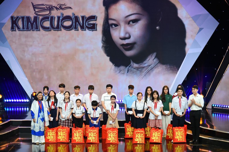 NSND Kim Cương, s&acirc;n khấu l&agrave; bến đỗ của cuộc đời- Ảnh 11.