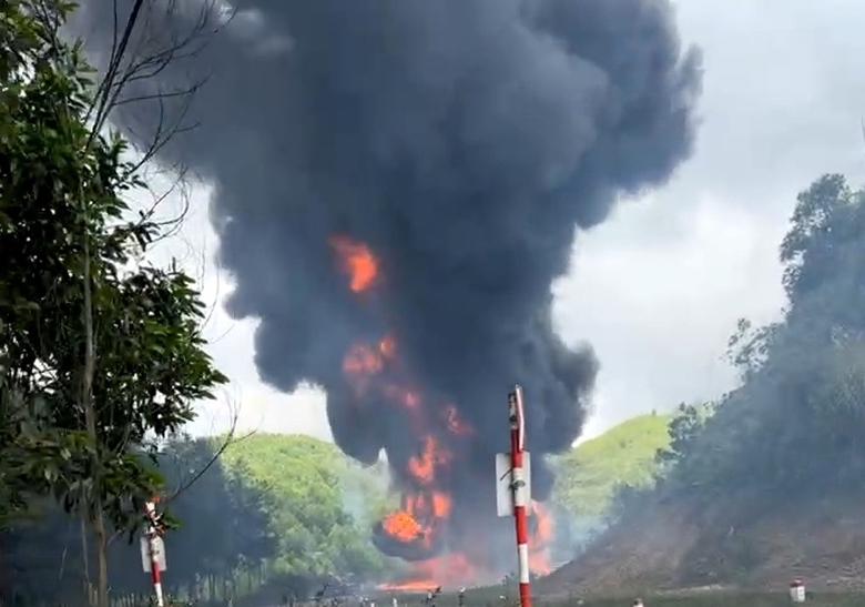 Xe bồn chở xăng nổ lốp rồi lật nghiêng, bốc cháy dữ dội trên quốc lộ 26- Ảnh 1. Xe bồn chở xăng nổ lốp rồi lật nghiêng, bốc cháy dữ dội trên quốc lộ 26- Ảnh 1.