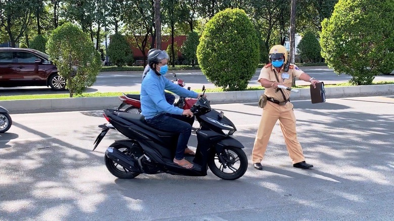 CSGT TP.HCM tăng cường xử phạt nghi&ecirc;m c&aacute;c trường hợp vi phạm giao th&ocirc;ng- Ảnh 1.