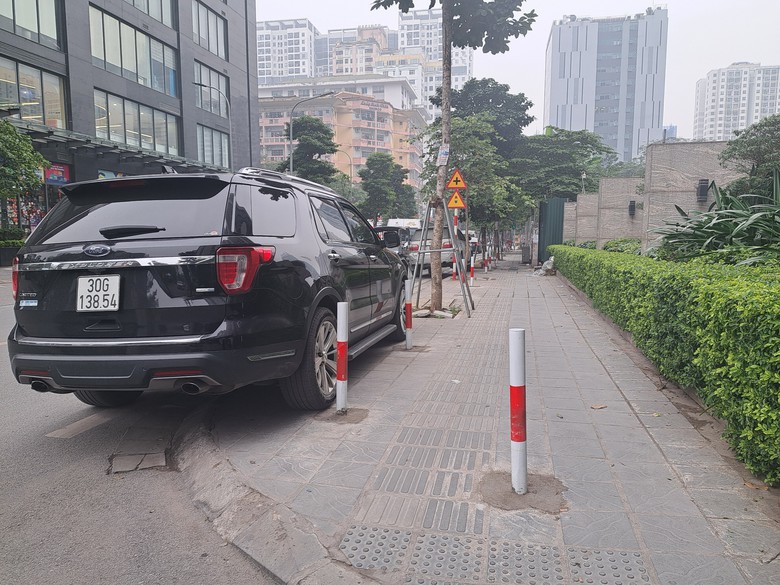 Lắp barie có ngăn chiếm dụng vỉa hè?- Ảnh 1. Lắp barie có ngăn chiếm dụng vỉa hè?- Ảnh 1.