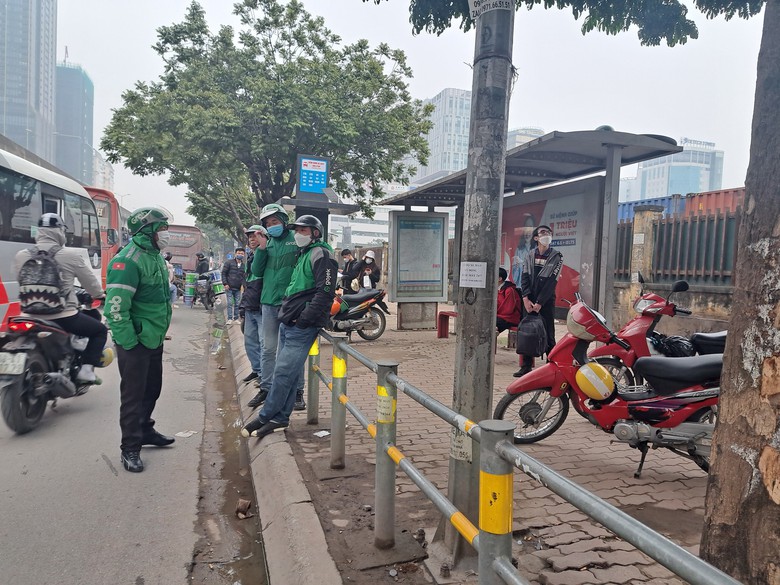 Lắp barie có ngăn chiếm dụng vỉa hè?- Ảnh 2. Lắp barie có ngăn chiếm dụng vỉa hè?- Ảnh 2.