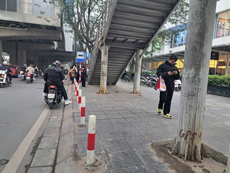 Lắp barie có ngăn chiếm dụng vỉa hè?- Ảnh 3. Lắp barie có ngăn chiếm dụng vỉa hè?- Ảnh 3.