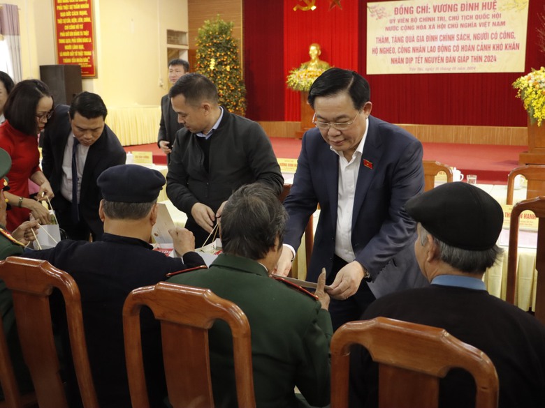 Chủ tịch Quốc hội thăm, tặng qu&agrave; Tết gia đ&igrave;nh ch&iacute;nh s&aacute;ch tại Y&ecirc;n B&aacute;i- Ảnh 4.