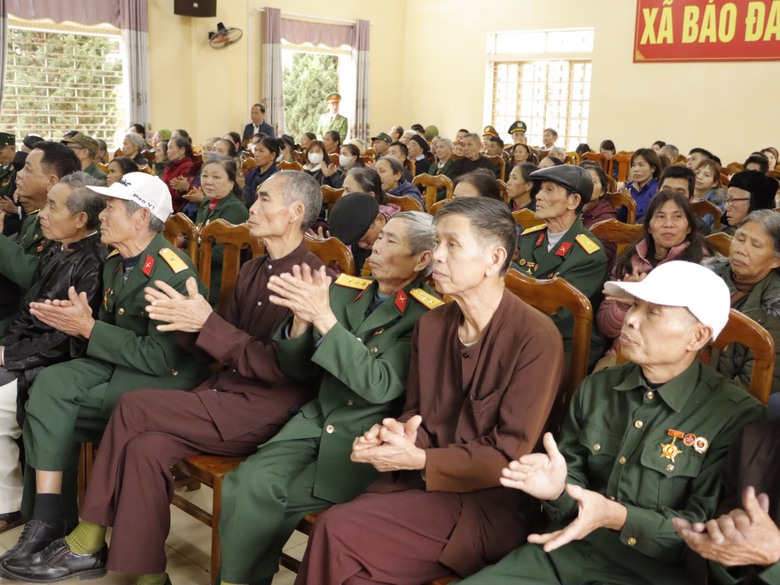 Chủ tịch Quốc hội thăm, tặng qu&agrave; Tết gia đ&igrave;nh ch&iacute;nh s&aacute;ch tại Y&ecirc;n B&aacute;i- Ảnh 3.