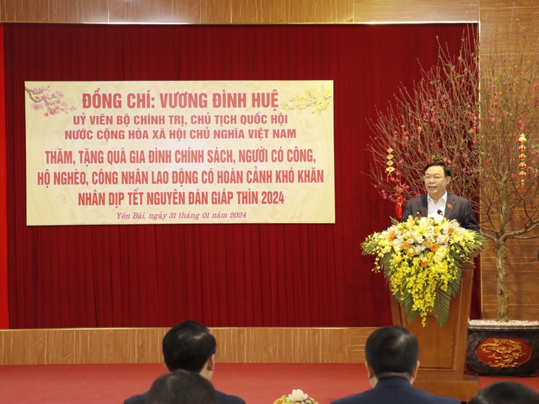 Chủ tịch Quốc hội thăm, tặng qu&agrave; Tết gia đ&igrave;nh ch&iacute;nh s&aacute;ch tại Y&ecirc;n B&aacute;i- Ảnh 2.