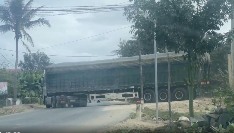 Gia Lai: &Aacute;m ảnh d&agrave;n xe tải trọng lớn vận chuyển c&aacute;t trong đ&ecirc;m- Ảnh 2.