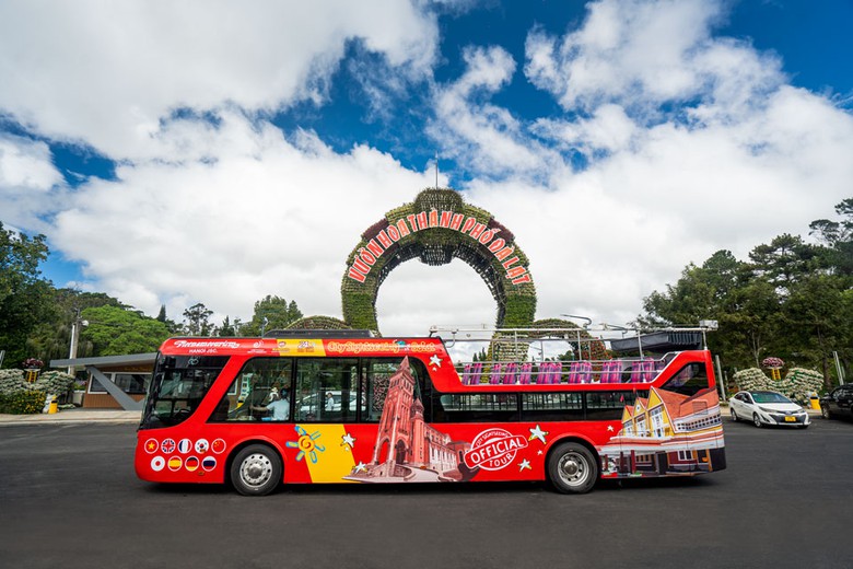 L&acirc;m Đồng gia hạn thời gian hoạt động th&iacute; điểm xe bu&yacute;t 2 tầng tho&aacute;ng n&oacute;c- Ảnh 1.