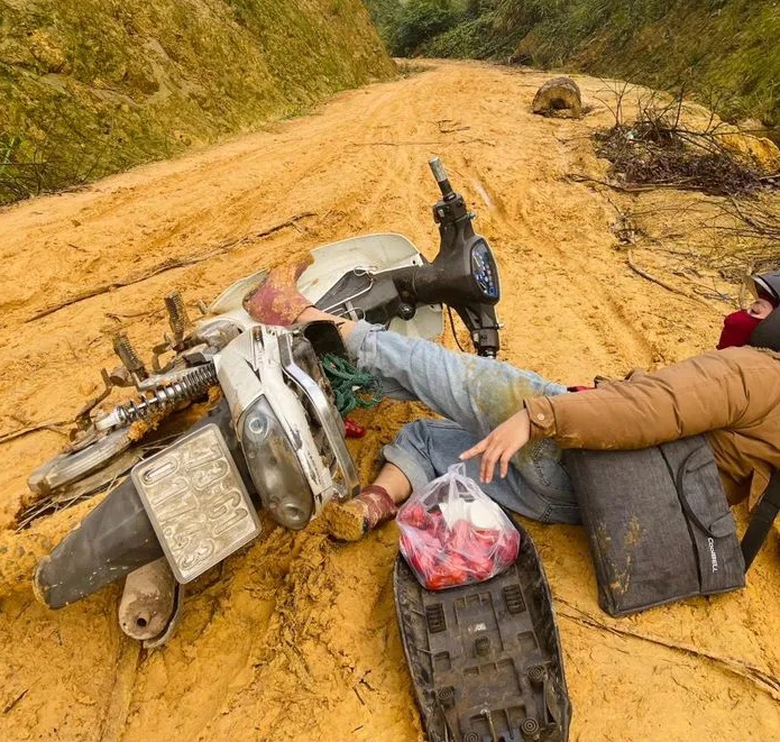 X&oacute;t cảnh c&ocirc; gi&aacute;o cắm bản vượt b&ugrave;n lầy c&otilde;ng chữ l&ecirc;n non- Ảnh 1.