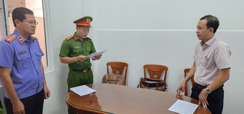 Ph&uacute; Quốc: Ph&oacute; chủ tịch x&atilde; v&agrave; một c&aacute;n bộ địa ch&iacute;nh bị bắt- Ảnh 1.