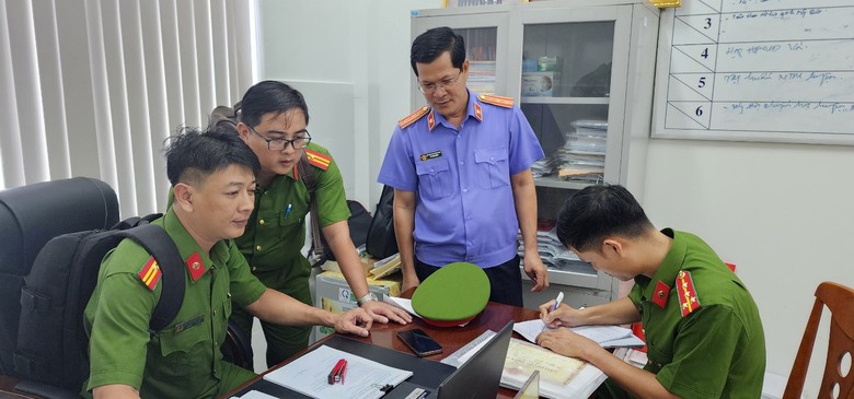 Ph&uacute; Quốc: Ph&oacute; chủ tịch x&atilde; v&agrave; một c&aacute;n bộ địa ch&iacute;nh bị bắt- Ảnh 2.