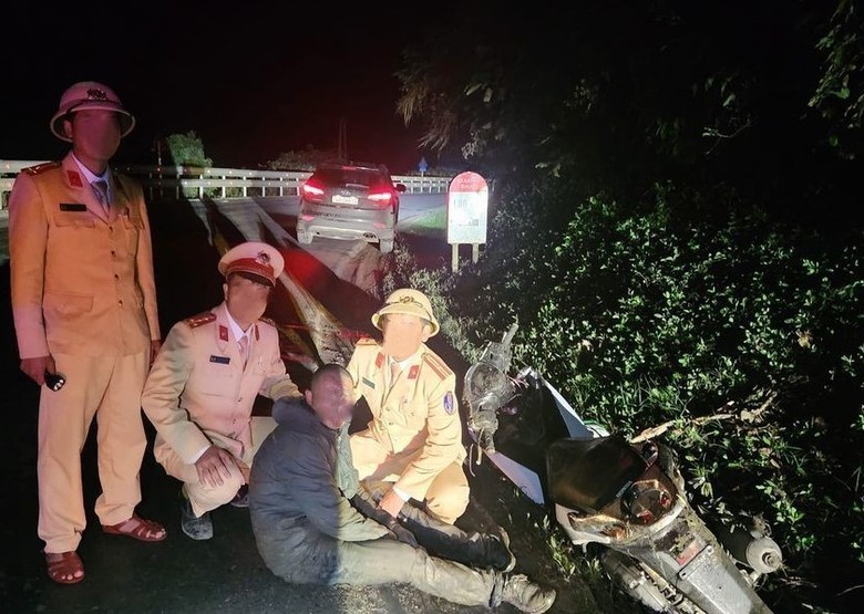 Bắt giữ người đ&agrave;n &ocirc;ng đi xe m&aacute;y SH vận chuyển 18.000 vi&ecirc;n ma t&uacute;y tr&ecirc;n quốc lộ 9- Ảnh 1.