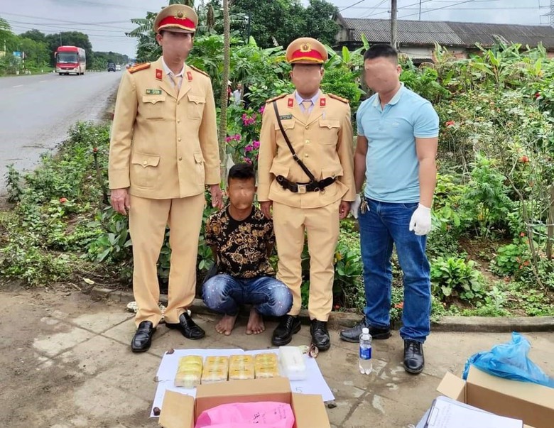 Bắt giữ người đ&agrave;n &ocirc;ng đi xe m&aacute;y SH vận chuyển 18.000 vi&ecirc;n ma t&uacute;y tr&ecirc;n quốc lộ 9- Ảnh 2.