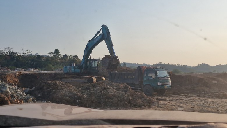 Cao Bằng: Xe chở đất lậu lộng h&agrave;nh, phớt lờ biển cấm- Ảnh 5.