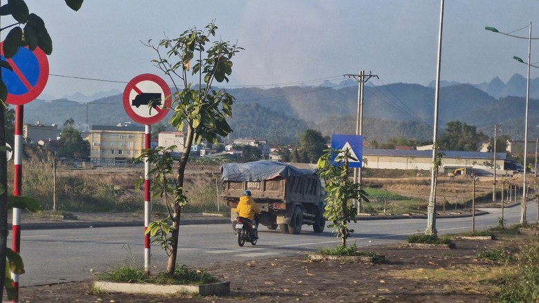 Cao Bằng: Xe chở đất lậu lộng h&agrave;nh, phớt lờ biển cấm- Ảnh 2.