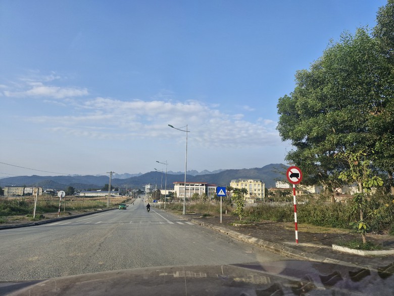 Cao Bằng: Xe chở đất lậu lộng h&agrave;nh, phớt lờ biển cấm- Ảnh 3.