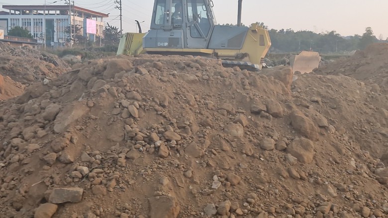 Cao Bằng: Xe chở đất lậu lộng h&agrave;nh, phớt lờ biển cấm- Ảnh 7.