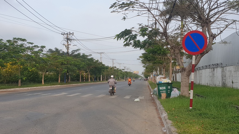 T&agrave;i xế than khổ v&igrave; biển cấm dừng đỗ "mọc" khắp đường trong khu c&ocirc;ng nghiệp- Ảnh 3.