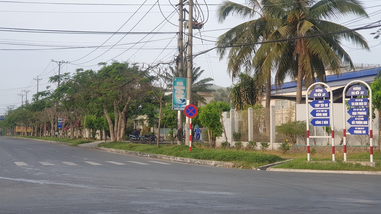 T&agrave;i xế than khổ v&igrave; biển cấm dừng đỗ "mọc" khắp đường trong khu c&ocirc;ng nghiệp- Ảnh 1.