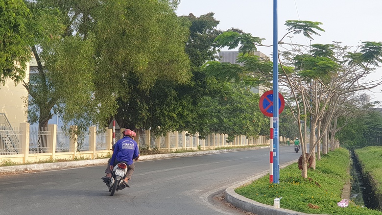T&agrave;i xế than khổ v&igrave; biển cấm dừng đỗ "mọc" khắp đường trong khu c&ocirc;ng nghiệp- Ảnh 2.