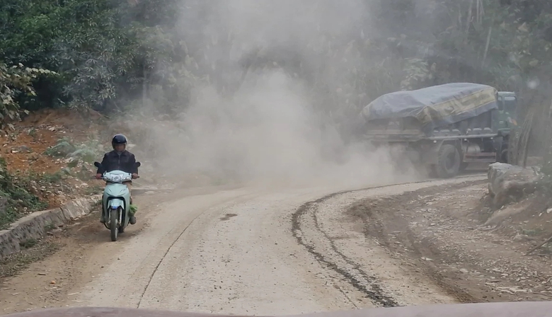 Bắc Kạn: Xuất hiện xe chở c&oacute; ngọn, hết hạn đăng kiểm phục vụ dự &aacute;n l&agrave;m đường- Ảnh 1.