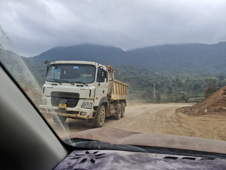 Bắc Kạn: Xuất hiện xe chở c&oacute; ngọn, hết hạn đăng kiểm phục vụ dự &aacute;n l&agrave;m đường- Ảnh 12.