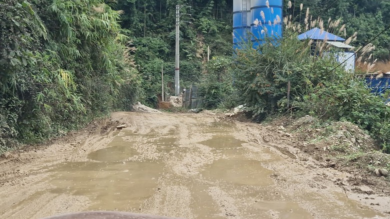 Bắc Kạn: Xuất hiện xe chở c&oacute; ngọn, hết hạn đăng kiểm phục vụ dự &aacute;n l&agrave;m đường- Ảnh 2.