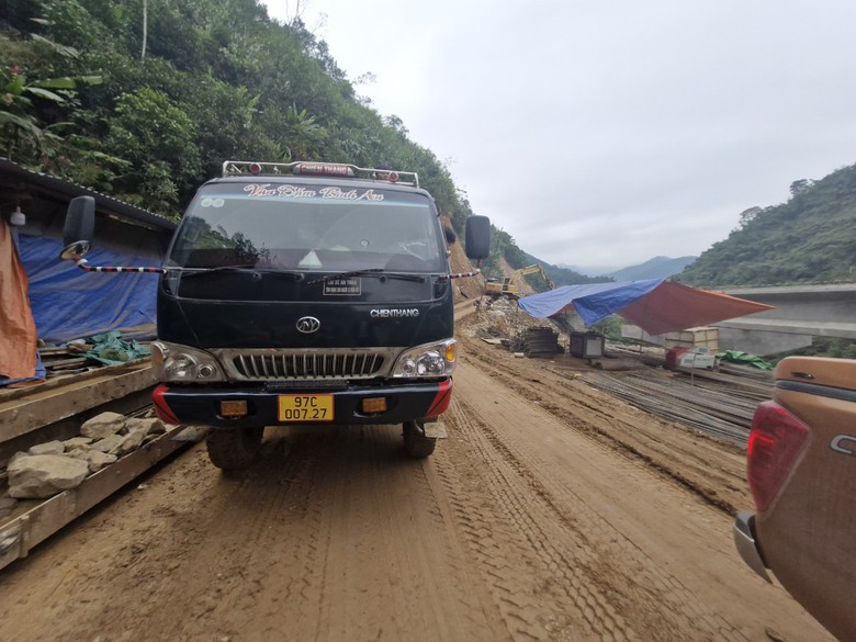 Bắc Kạn: Xuất hiện xe chở c&oacute; ngọn, hết hạn đăng kiểm phục vụ dự &aacute;n l&agrave;m đường- Ảnh 10.